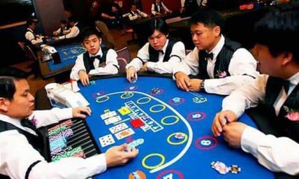 Cuộc đời của những kiếp người chia bài ở sòng casino đánh bài ăn tiền